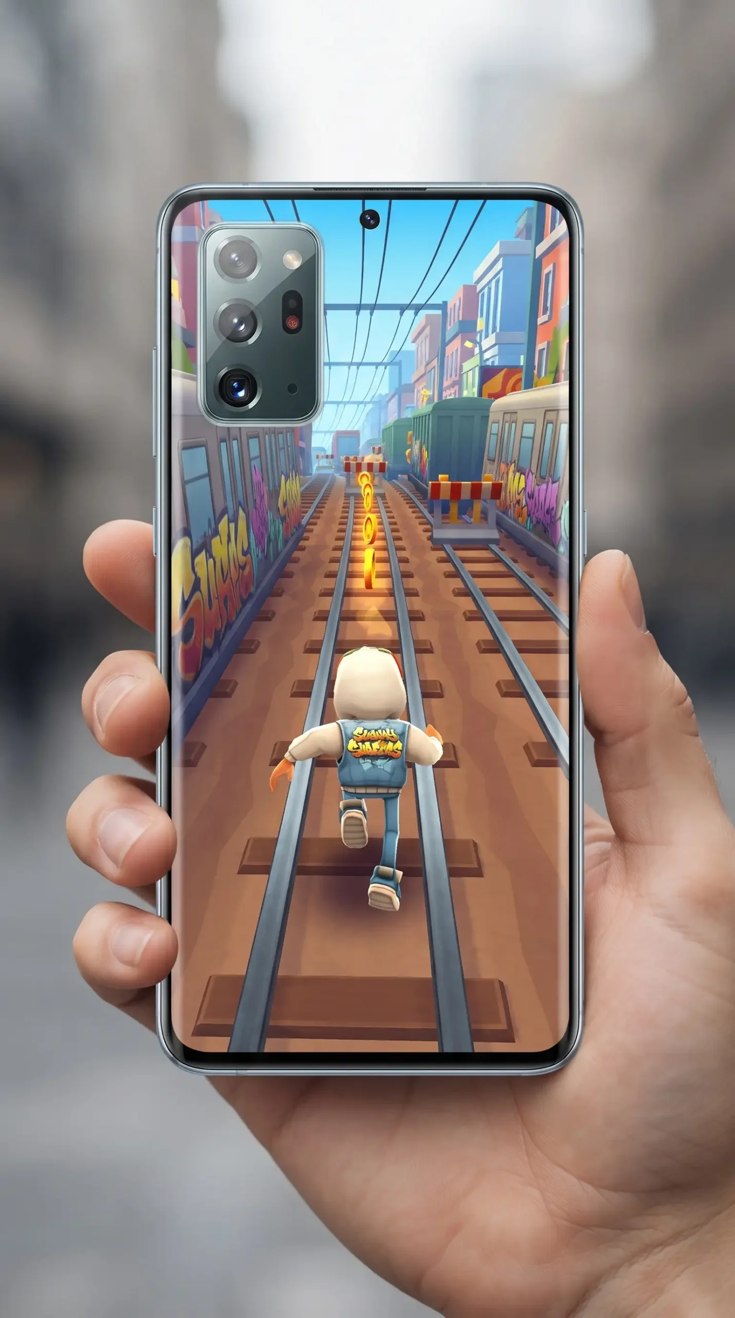لعبة Subway Surfers على هاتف أندرويد أثناء الجري بين مسارات القطارات والعوائق